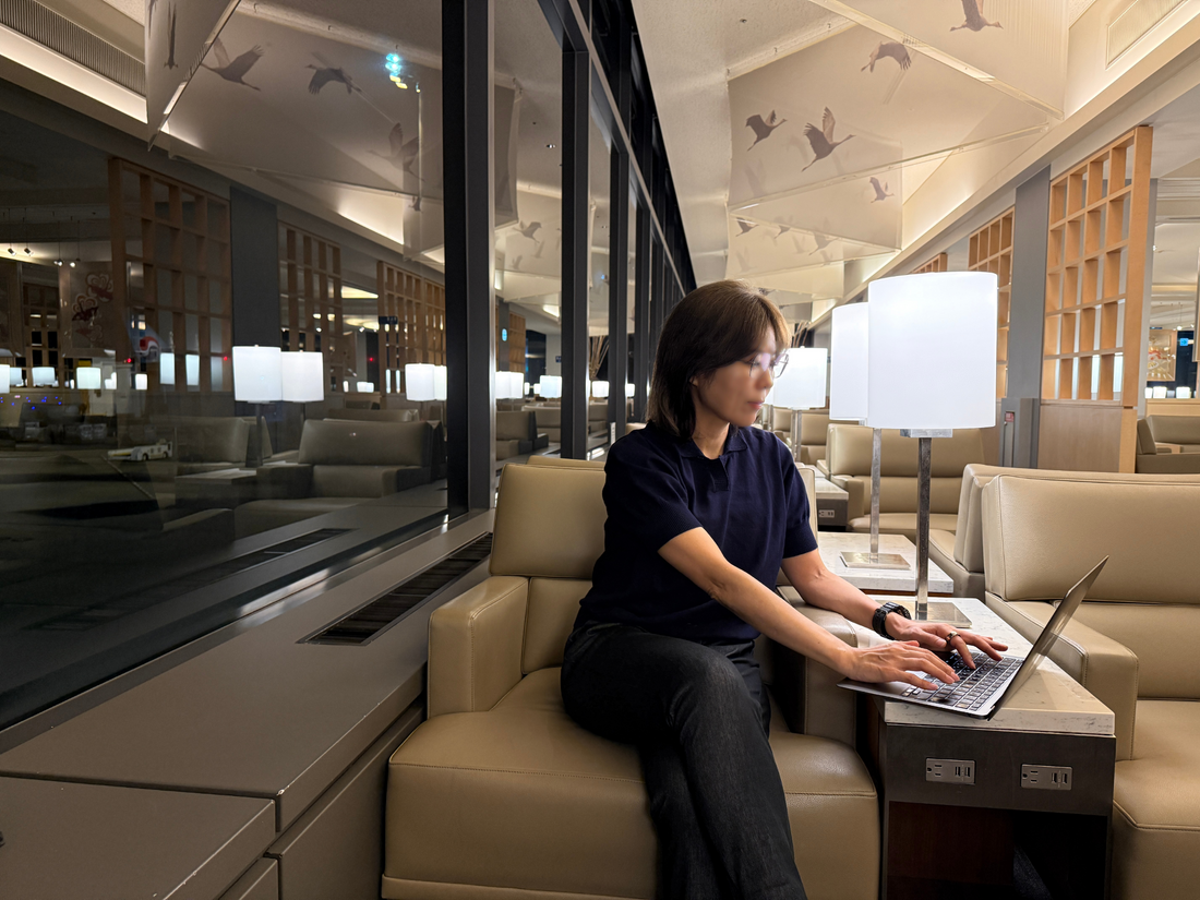 大人旅では、”きちんと見え”と”ラクさ”の両立を。長距離移動の味方 - ブラレスニット