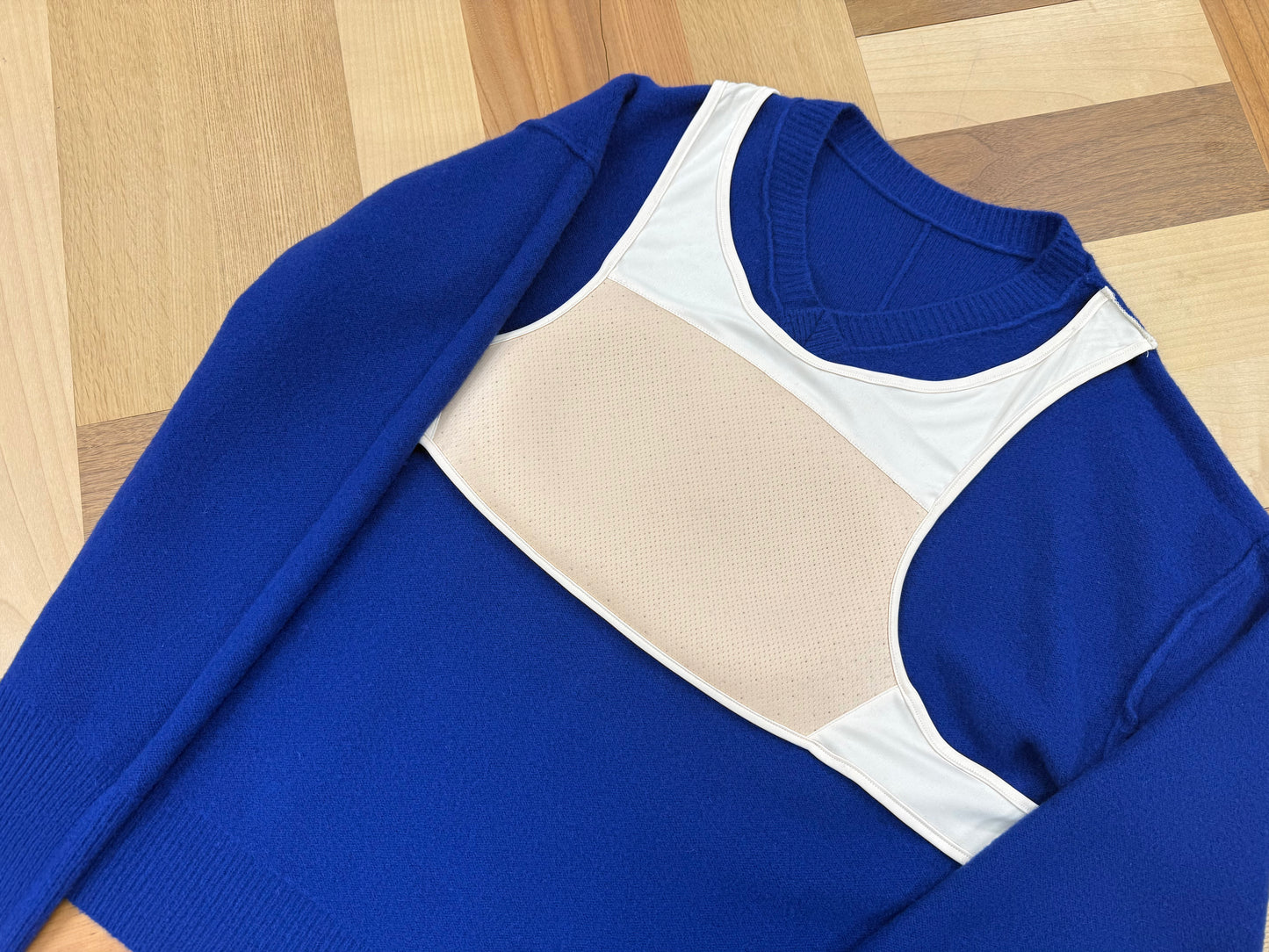 ブラレスセーター（Ｖネック）